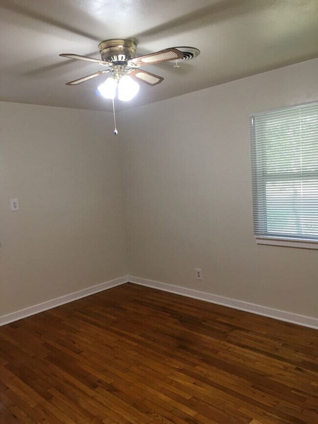 Building Photo - Charming home in Garden Tract- $300 free r...