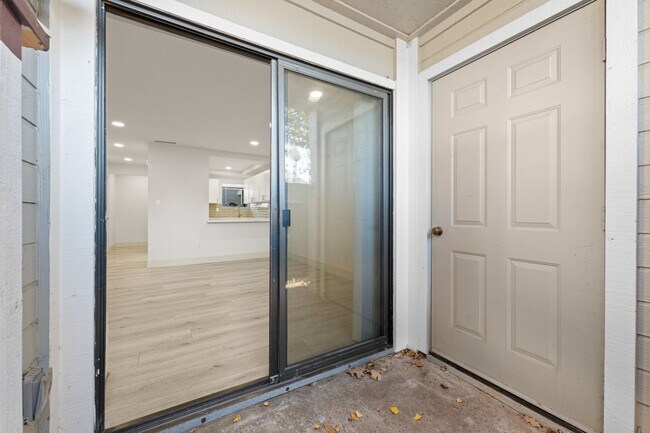 Building Photo - "Spacious 3-Bed Condo with 2 Baths in Citr...