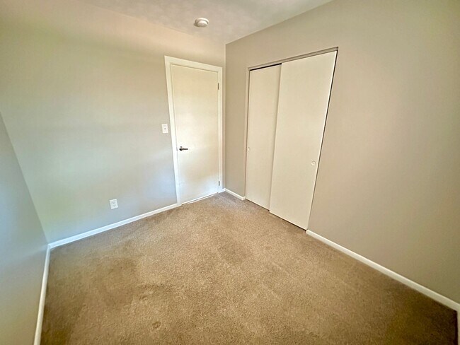 Building Photo - 70 Maple Dr