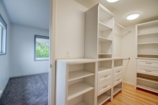 Building Photo - 3 bedroom/3 Bathroom House- In Town with Large yard