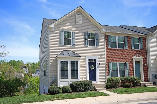 Building Photo - Small Pet-Friendly End-Unit Pantops Townhome