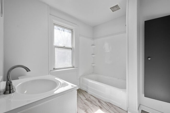 Building Photo - MOVE IN SPECIAL! 50% OFF 1ST MONTH RENT NO...