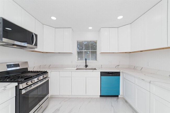 Building Photo - 13330 Agarita Ln