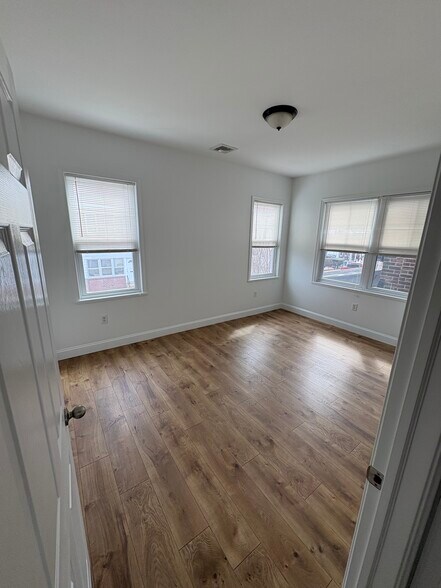 Building Photo - 4524 Edgemont St