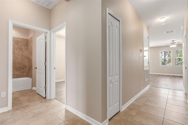 Building Photo - 2520 Plumadore Dr