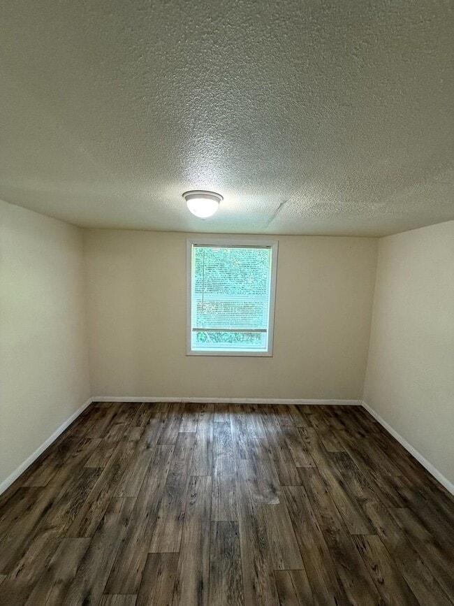 Building Photo - 2 Bed/ 1.5 Bath with a bonus area in Kille...