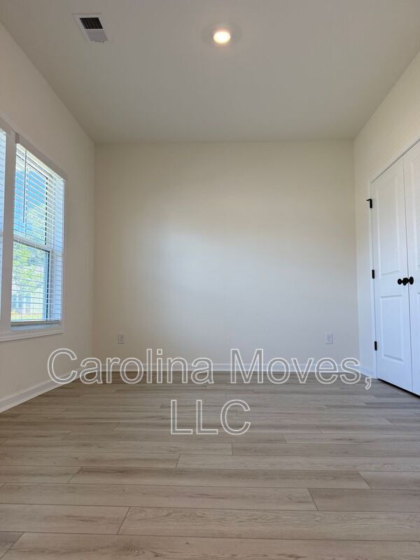 Building Photo - 903A Gibbons Street