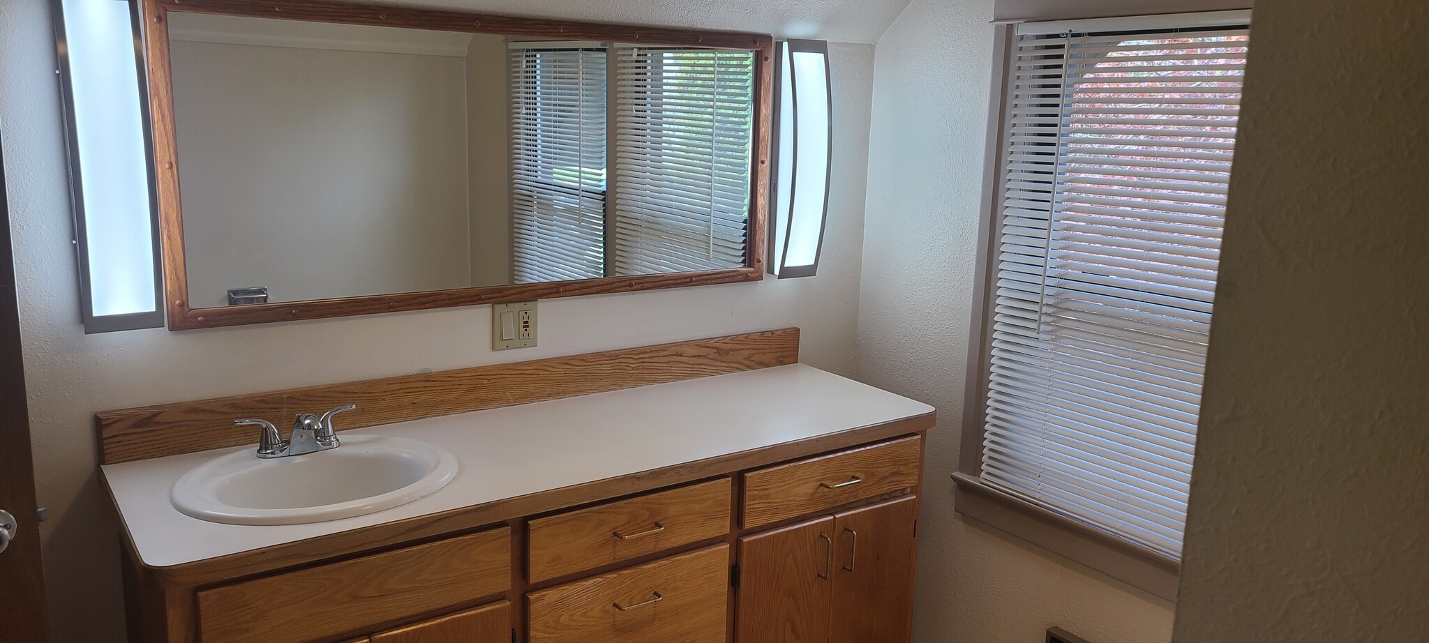 Building Photo - 5116 Meridian Ave N