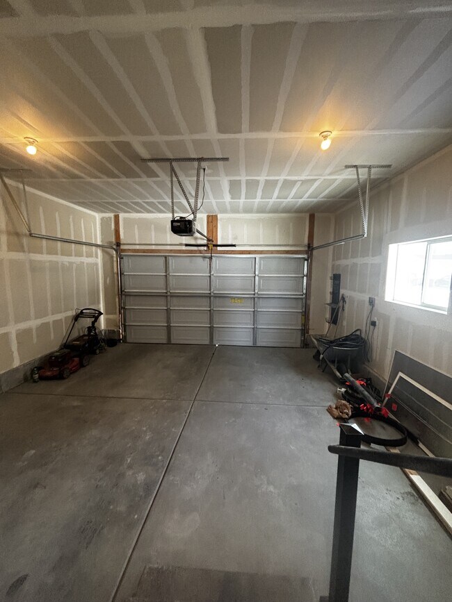 Building Photo - 1373 E Bell Buoy Way