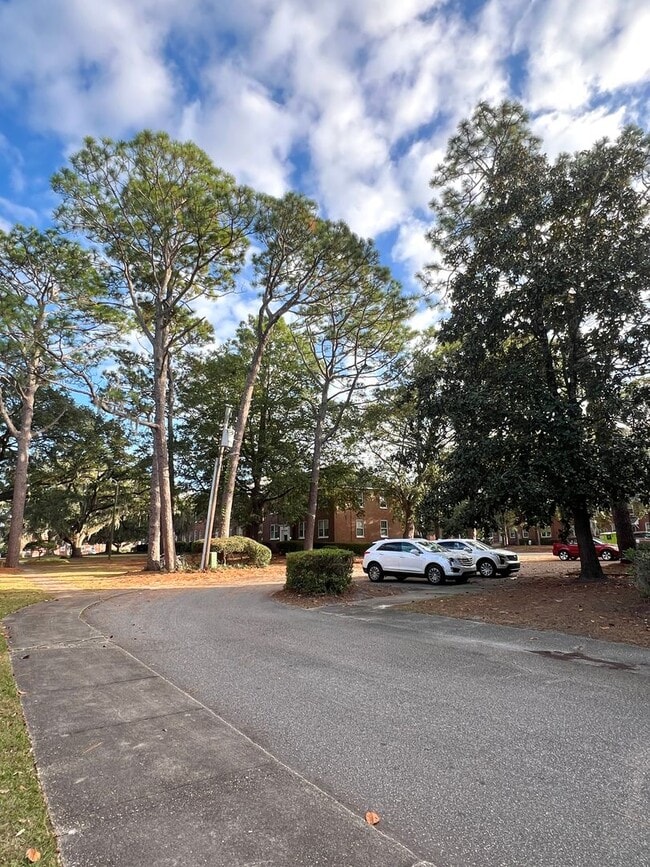 Building Photo - 2940 Oleander Dr