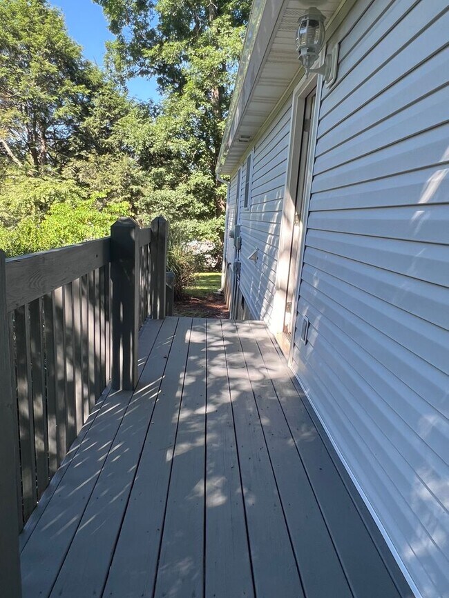 Building Photo - Lovely 3 bedroom/2 bathroom, Convenient Ro...