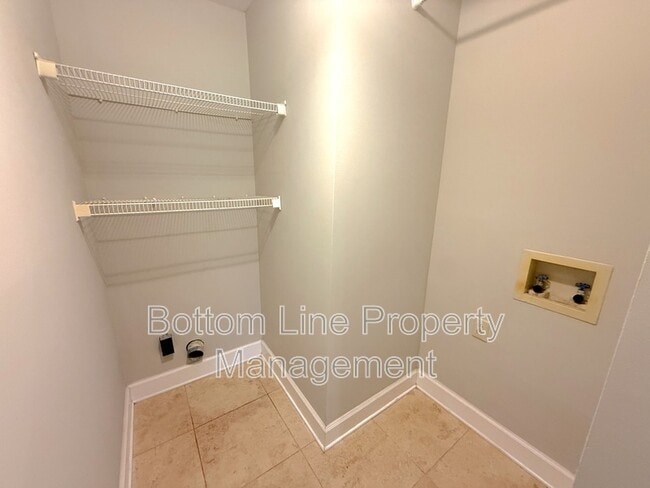 Building Photo - 2321 Heathershire Ln