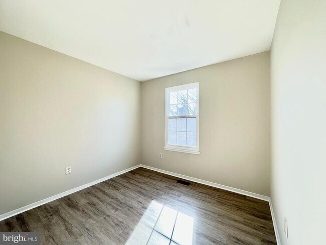 Building Photo - 402 Carousel Ct