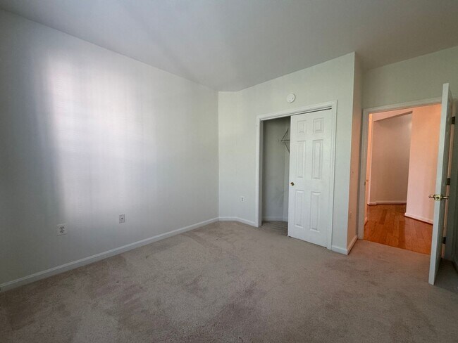 Building Photo - Bright And Cozy 3 Bed 2 Bath Condo With La...