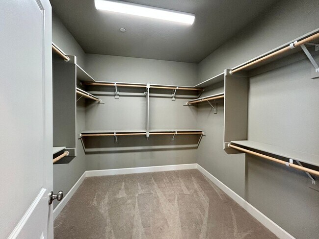 Building Photo - Luxury and Convenience Awaits in this Stunning 3 Bedroom, 2.5 Bathroom House with Abundant Parkin...