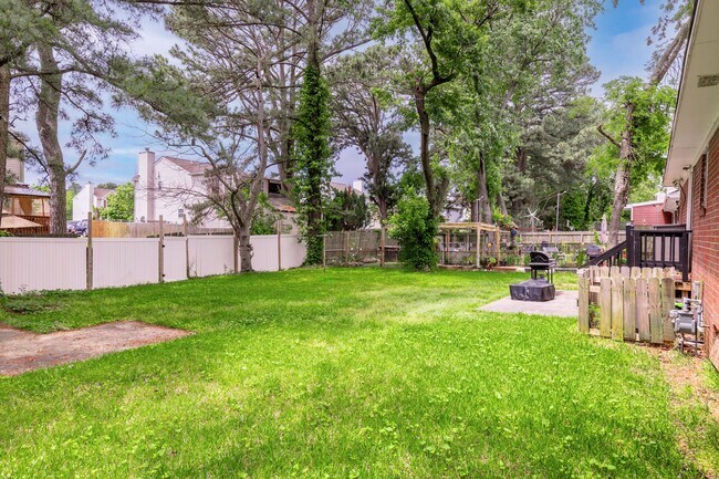 Building Photo - Charming 3-Bedroom Coastal Home in the Hea...