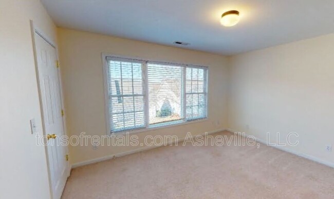 Building Photo - 98 Rotunda Cir