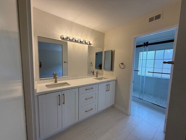 Building Photo - Updated 3 Bedroom Detached Home in Woodbri...