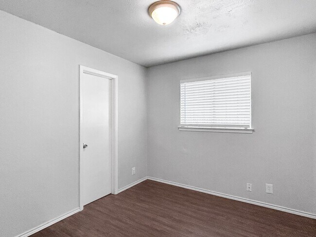 Building Photo - Convenient South SA Location—3BR with W/D Included