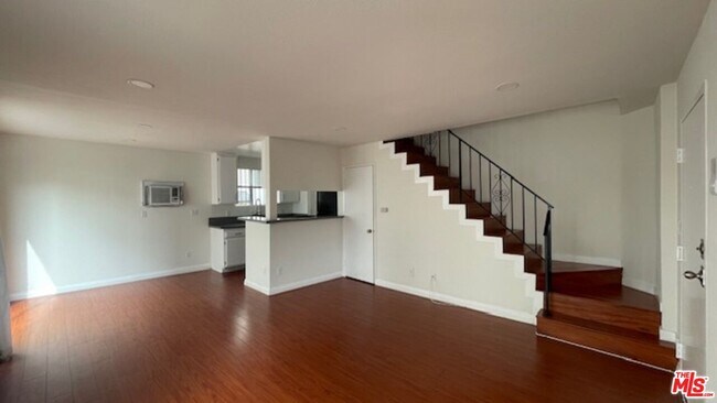 Building Photo - 4826 Rosewood Ave