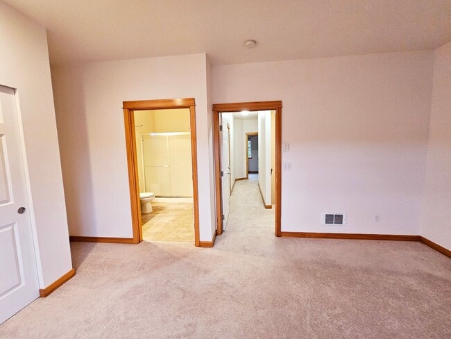 Building Photo - Lovely 2 Bedroom Townhouse Within Walking Distance to Historic Downtown Poulsbo