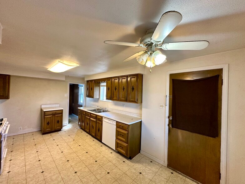 Building Photo - 110 W Chartes St