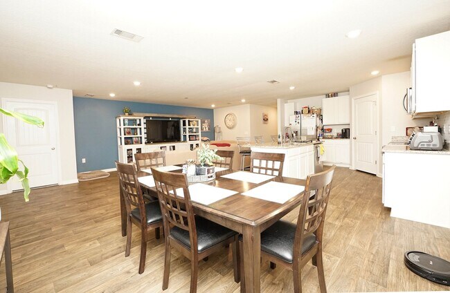 Building Photo - 904 Merganser Way