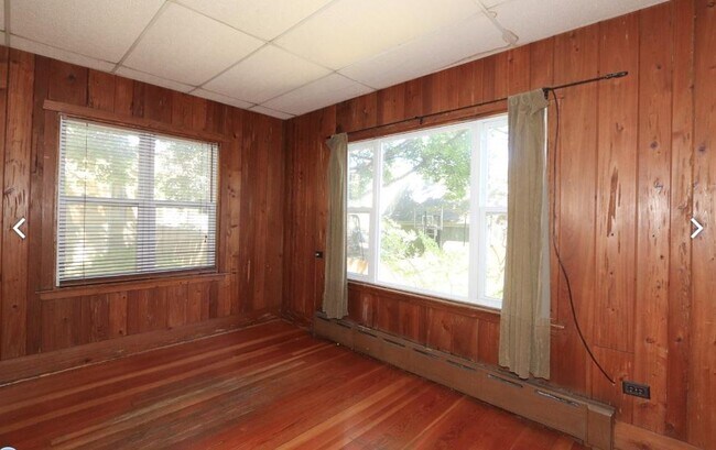 Building Photo - 916 Pleasant St