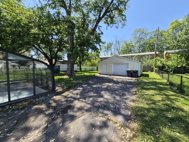 Building Photo - 464 Carol Dr