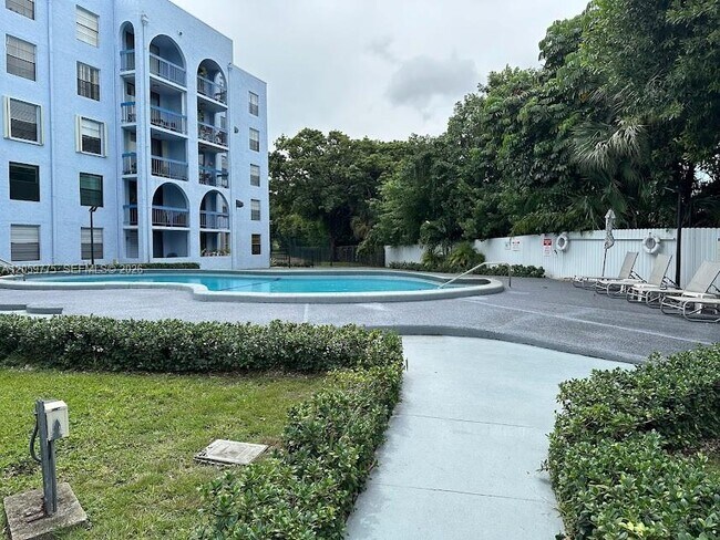 Building Photo - 9460 Fontainebleau Blvd