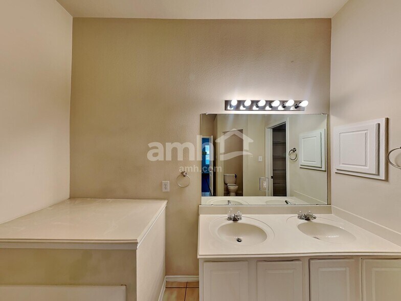 Building Photo - 9053 Weller Ln