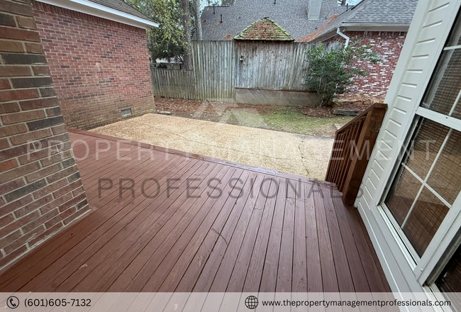 Building Photo - Renovated beauty near the country club and golf course!