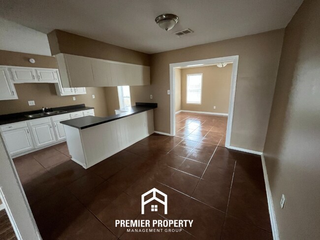 Building Photo - 3 Bedroom Home for Rent in Memphis | Formal Dining Room & Fenced Yard