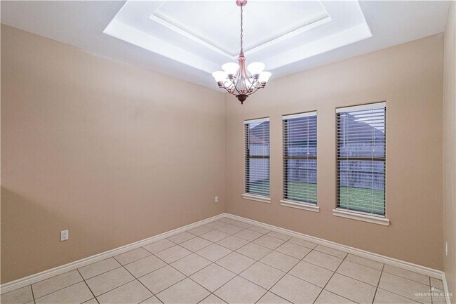 Building Photo - 824 Pine Lake Cir