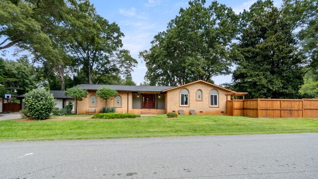 Primary Photo - 5745 Riviere Dr