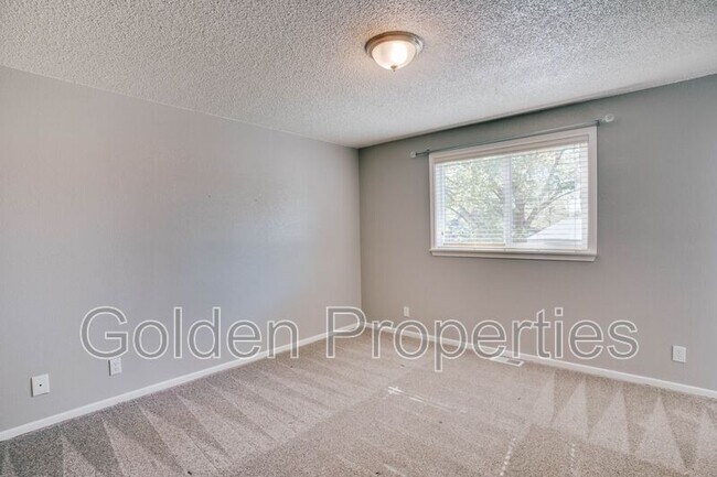 Building Photo - 3703 E Pine Hill Dr