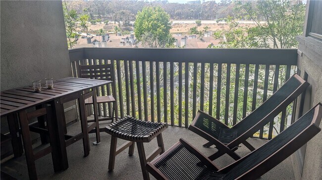 Building Photo - 8860 Villa La Jolla Dr