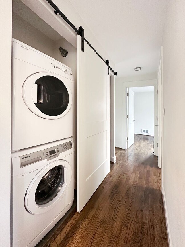 Building Photo - 2Bd/1Ba Seattle Duplex