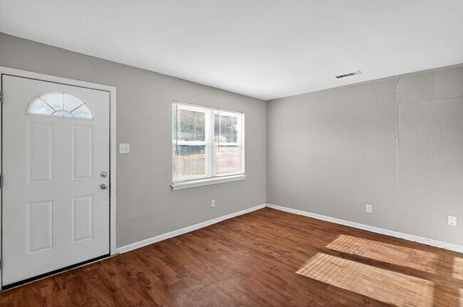 Building Photo - 896 Pawnee Ave