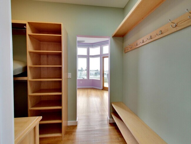 Building Photo - Stunning 4BR/3BA Home with Office, Laundry...