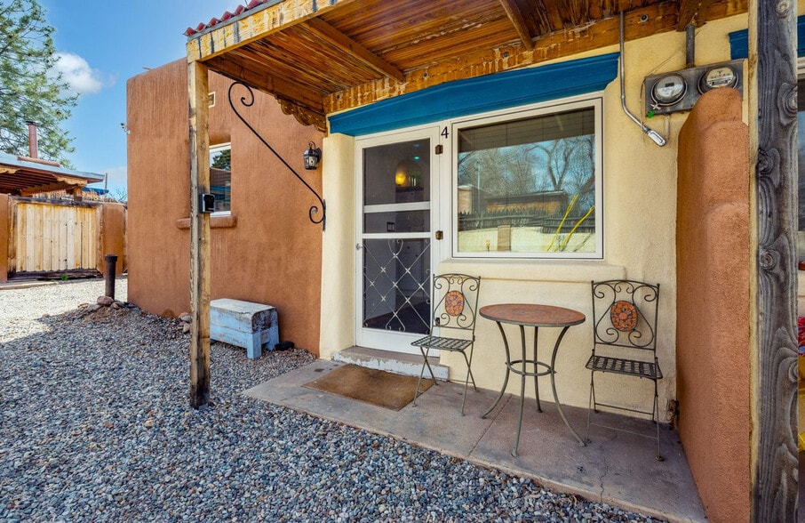 Building Photo - 616 1/2-721 Galisteo St