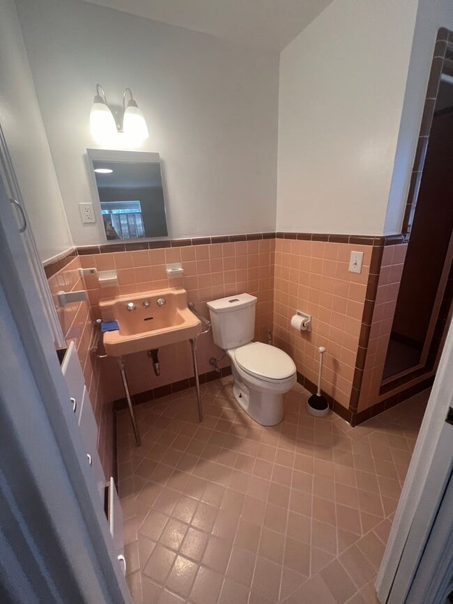 Building Photo - 1404 Melrose Dr