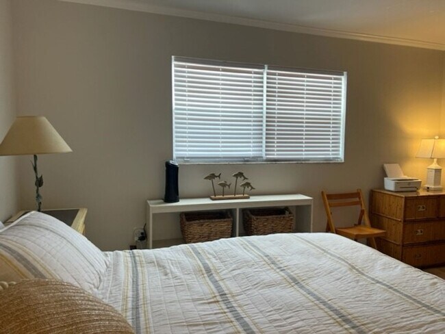 Building Photo - 1BR/1BA Newly Renovated Canal front Condo on Venice Island