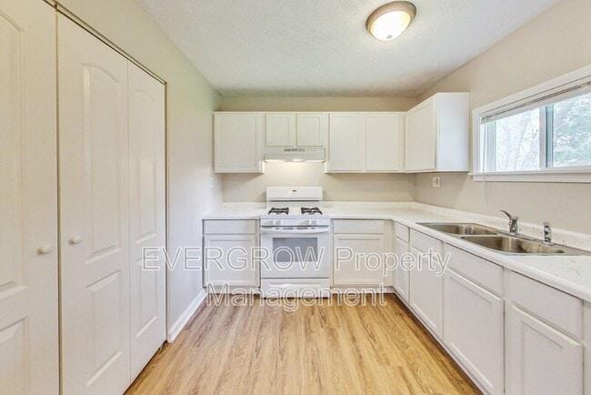 Building Photo - 3962 Strathmore Dr