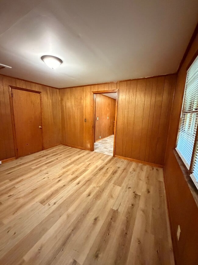 Building Photo - Brick 3/1 House in North Rome $950