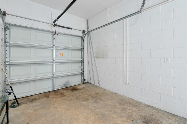Building Photo - "Charming 3-Bed, 2-Bath Condo Oasis in Orlando – 1,000 Sq Ft of Comfort!"