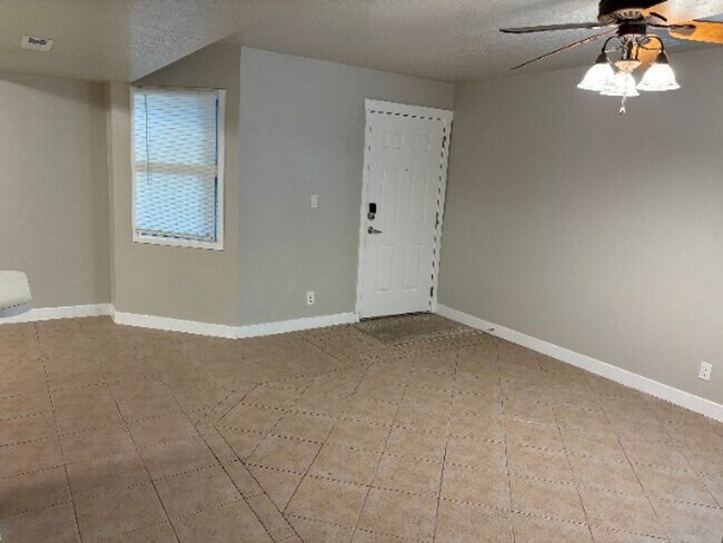 Building Photo - Beautiful Ground Floor Condo Near UVU & I-15 | 3 Bed / 2 Bath