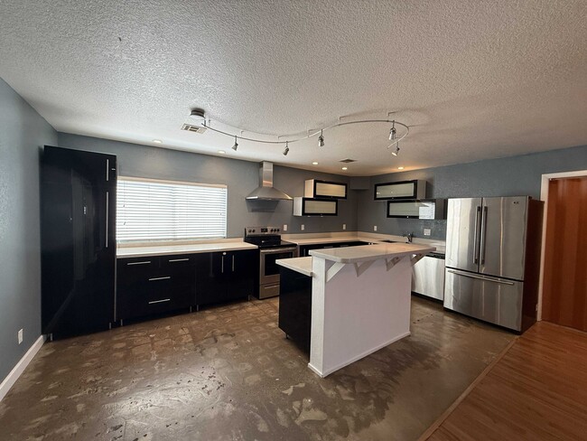 Building Photo - 3035 W 11th Ln