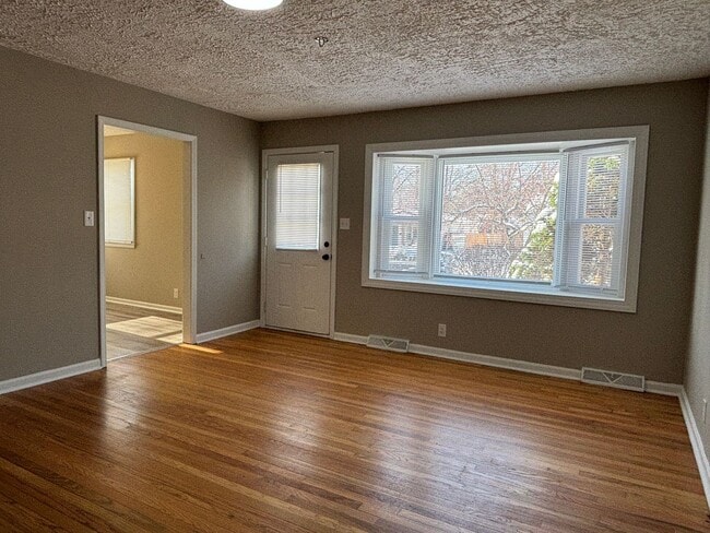 Building Photo - Charming 3 Bed 1 Bath with 1 Car Garage!