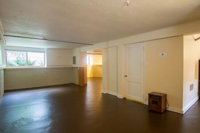 Building Photo - Amazing Find! Spacious Daylight Basement Studio with Loads of Character!